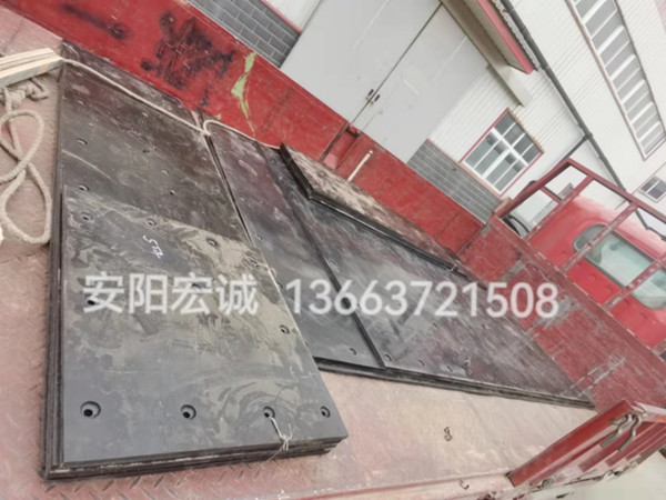 自卸車車底滑板發(fā)貨南寧，安陽宏誠自卸車車底滑板卸車沒煩惱！