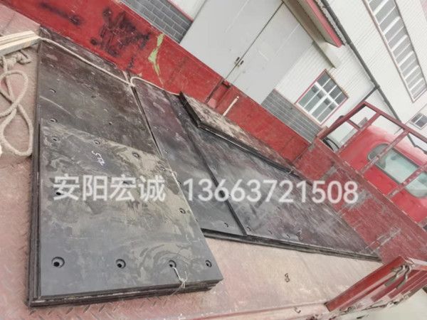 自卸車(chē)車(chē)底滑板發(fā)貨南寧，安陽(yáng)宏誠(chéng)自卸車(chē)車(chē)底滑板卸車(chē)沒(méi)煩惱！